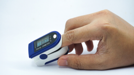 How to Use Oximeter Singapore?, Where can a pulse oximeter be placed?, Blood oxygen levels – What is normal?, Hypoxemia and Hypoxia, What is an oximeter?, Is ear pulse oximeter accurate?, How can we use an oximeter at home?, Are oximeters accurate?, Can oximeters be used for babies?, Smartwatches to check oxygen levels, Oximeter reading – When to go to the hospital?, Oximeter Singapore reading, Which finger is used for oximeter?,Is an oxygen level of 94 bad?, Is My Blood Oxygen Level Normal?